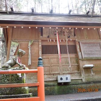 蓑山神社
三峯神社や武蔵御嶽神社と同じくここも「狼」信仰で狛犬は狼です
