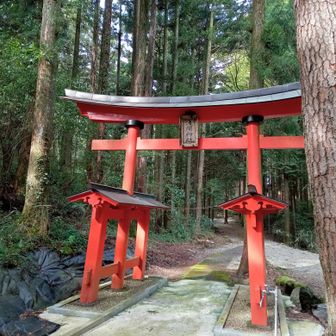根原駐車場のゲートの横に浅間神社