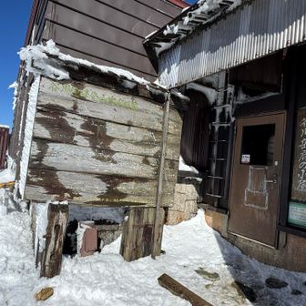 肩の小屋は外トイレは使用禁止でした。宿泊は終わっていますが、小屋閉めしている感じではなかったので売店はやっているのかな？