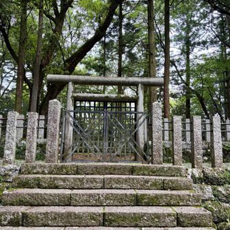 長い石段の先に安徳天皇陵
二重の石柵の中は石碑などは無く、土が少し盛り上がっていた
神聖な雰囲気

