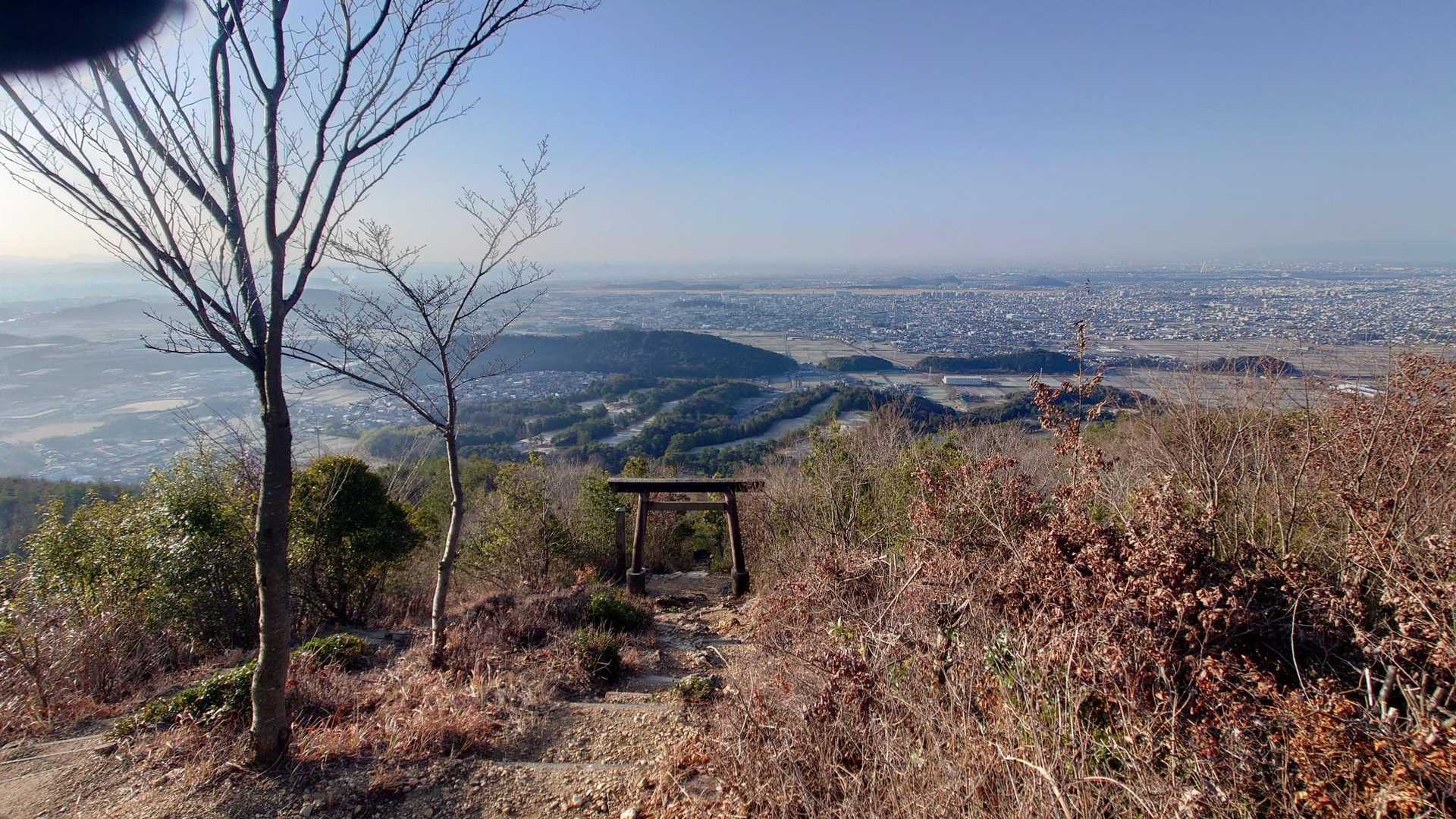 山頂到着。振り返り鳥居とともに一枚。