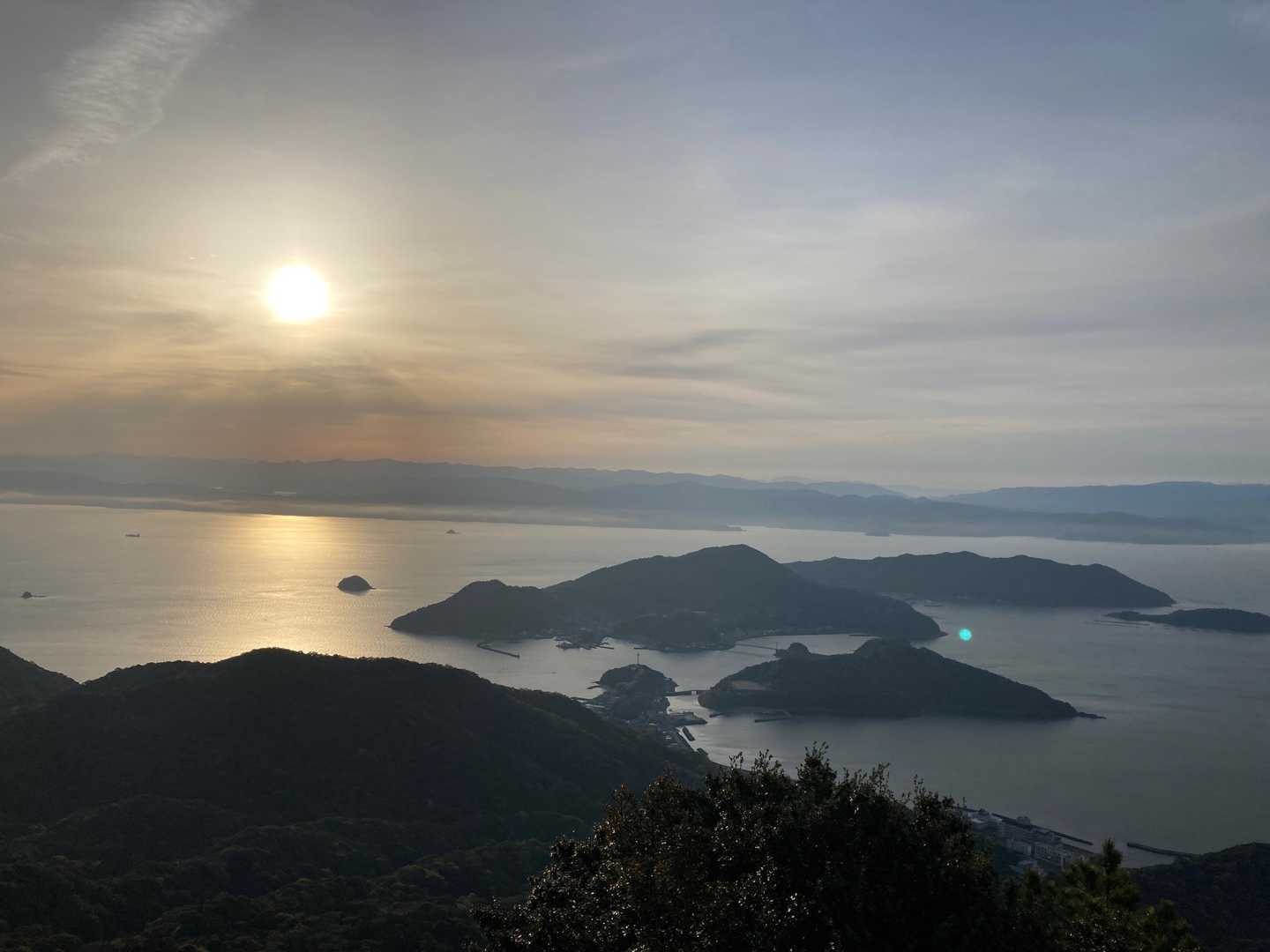 で、いきなり竜ヶ岳山頂🙌
ここまでずっと階段でしたが、疲れも吹っ飛びます❣️