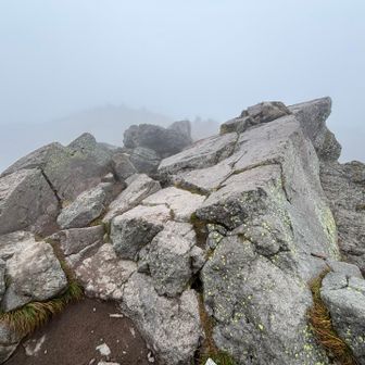 ゴツゴツ岩　下山方向がわかりにくい　五色沼や　前白根山　方面へ