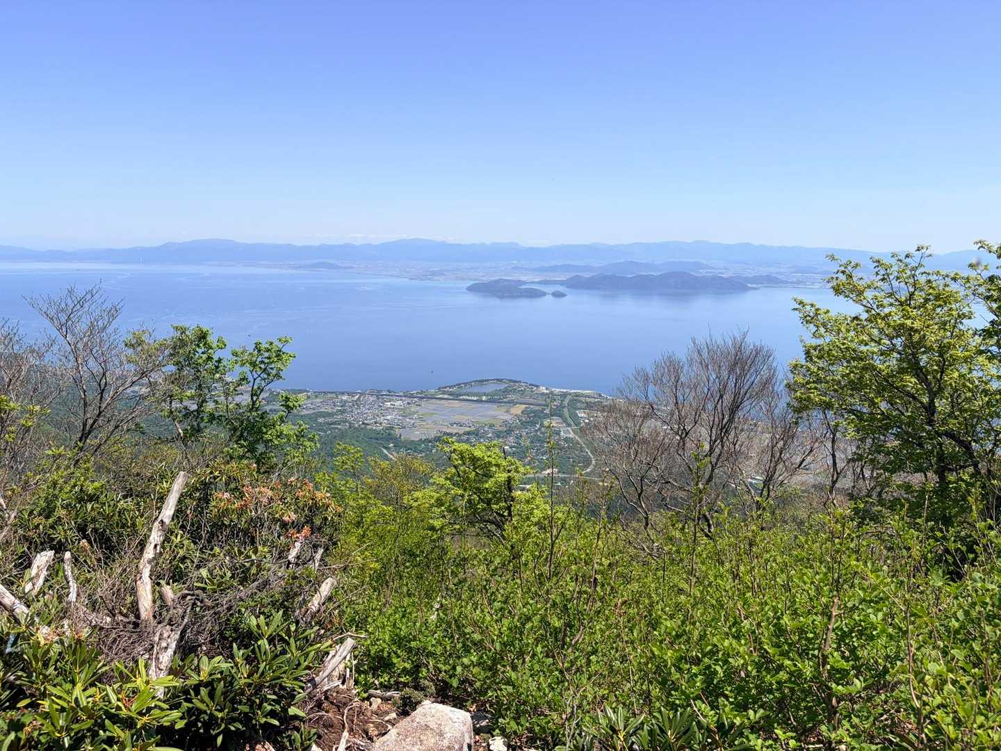 琵琶湖がバッチリ、見える。
南に蓬莱山も有るけど木立が邪魔。