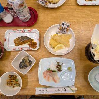 雷鳥荘のお風呂は乳白色♨️山小屋じゃなくて温泉旅館だわ。展望風呂からは大日岳が丸見え何だけど⋯真っ白でした。
夕御飯も旅館並み