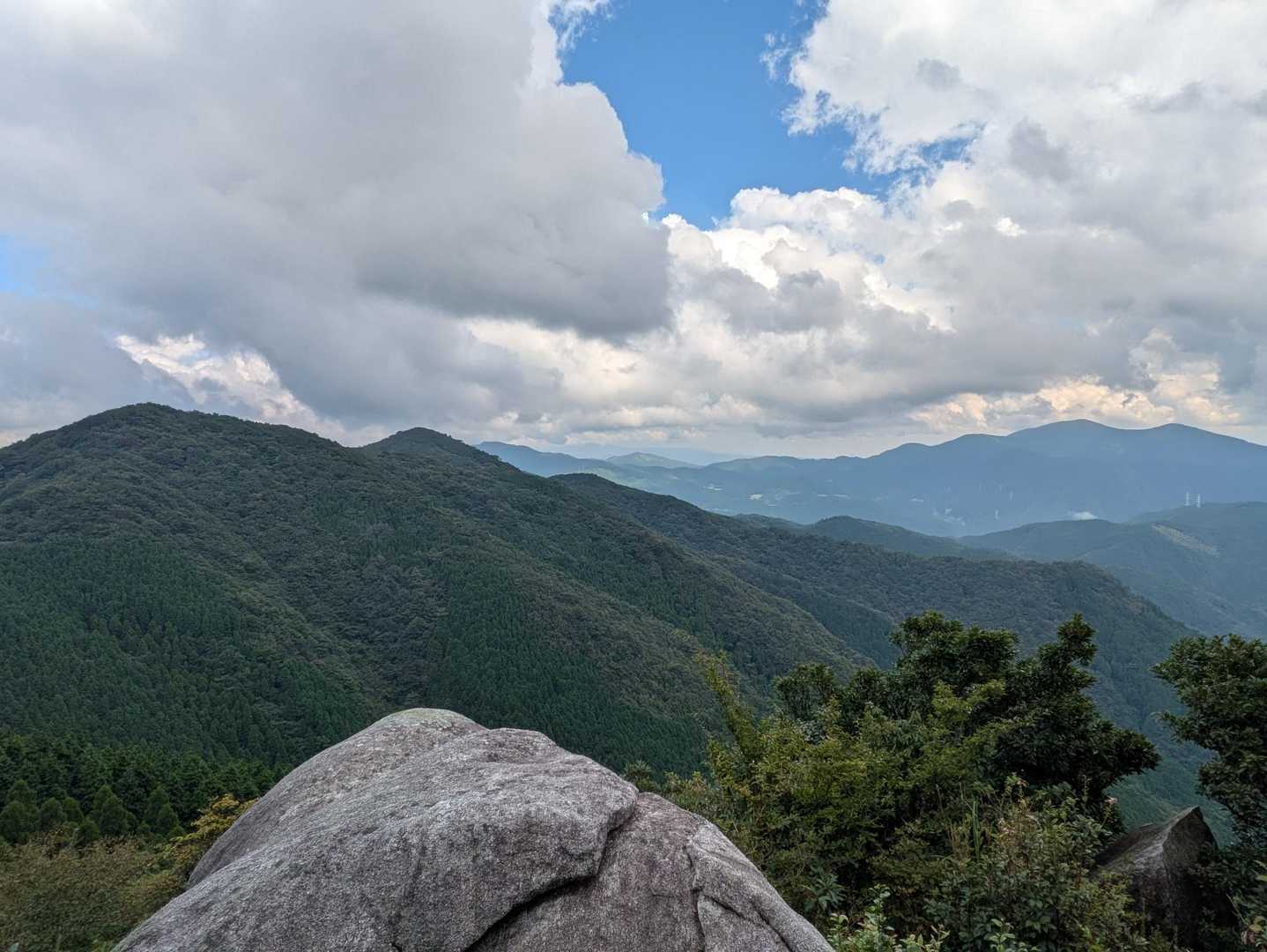奥作礼の山々
手前から一ノ岳、気功岳、二ノ岳でしょうか？
方角的に三ノ岳は見えない気がします