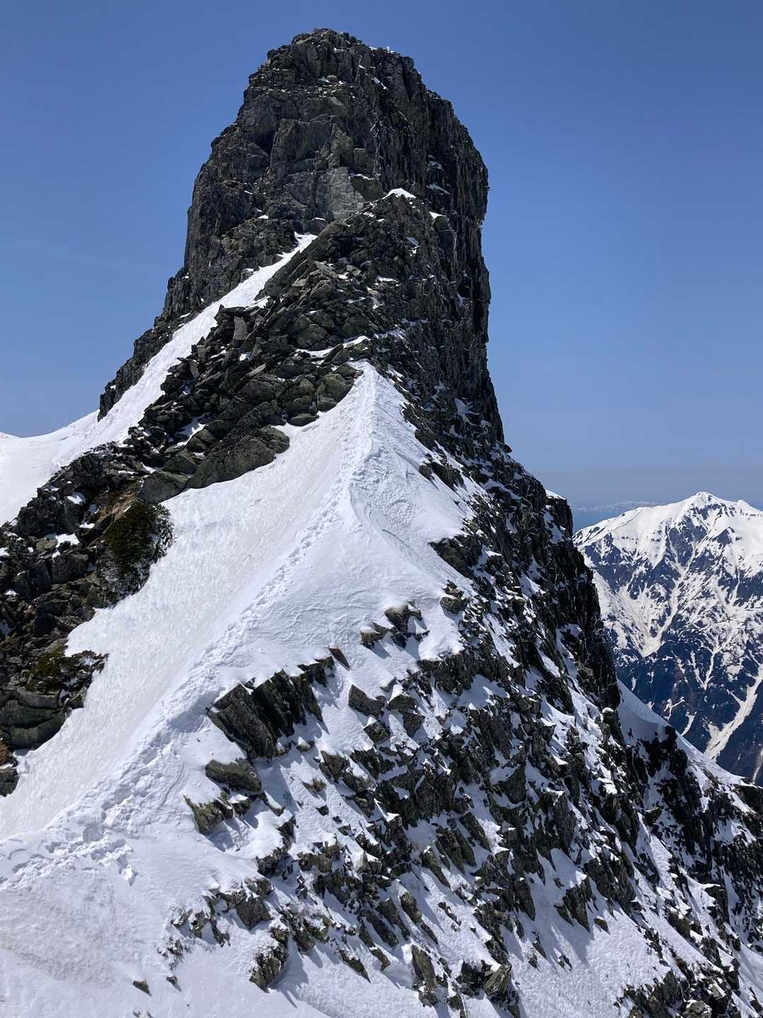 奥穂高の後、雪が緩むとイヤだから、すぐにジャンダルムへ向かう。

リョータめ、鎖を全部出したとか言ってたけど、一部しか出てねーじゃねーか、コノヤロウ笑

やっとエンジェルと会える😆