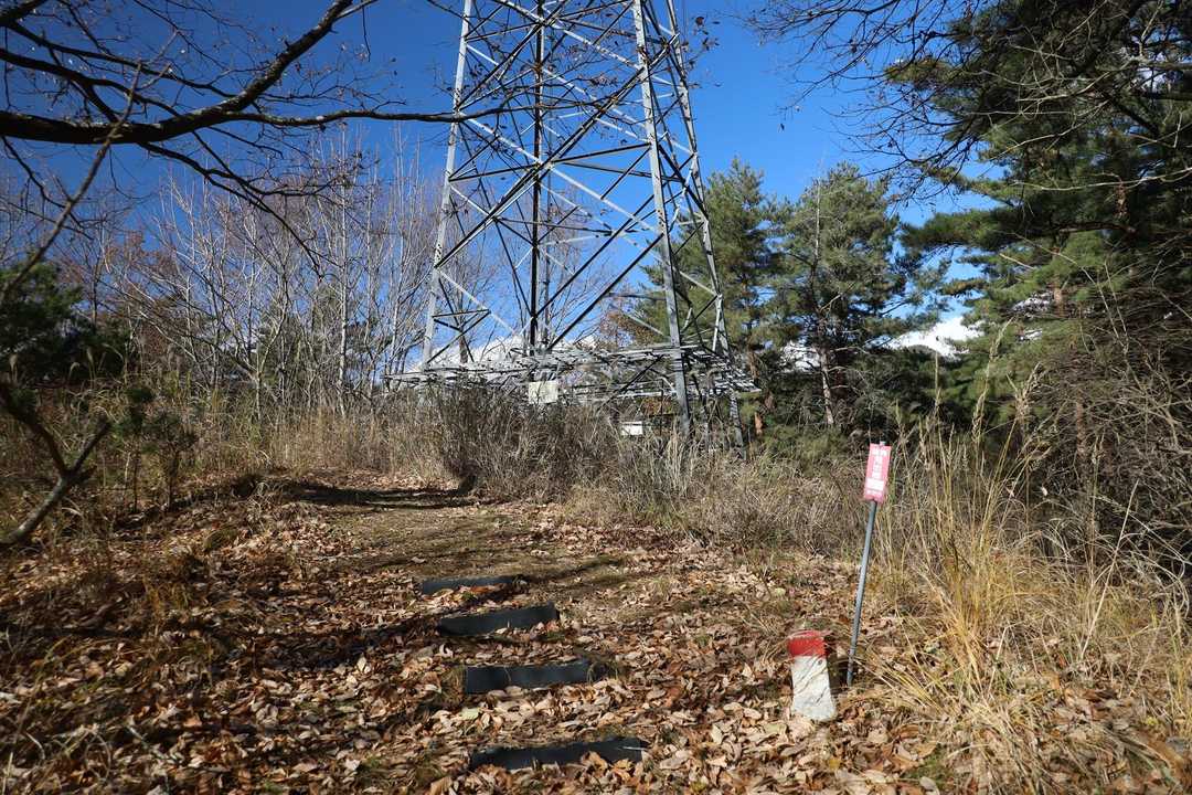 山頂の鉄塔に近づく