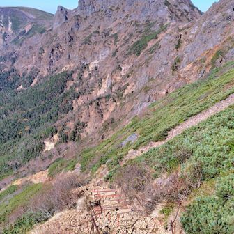 中岳への分岐（文三郎尾根分岐）からはマムート階段をひたすら下る↘️💪