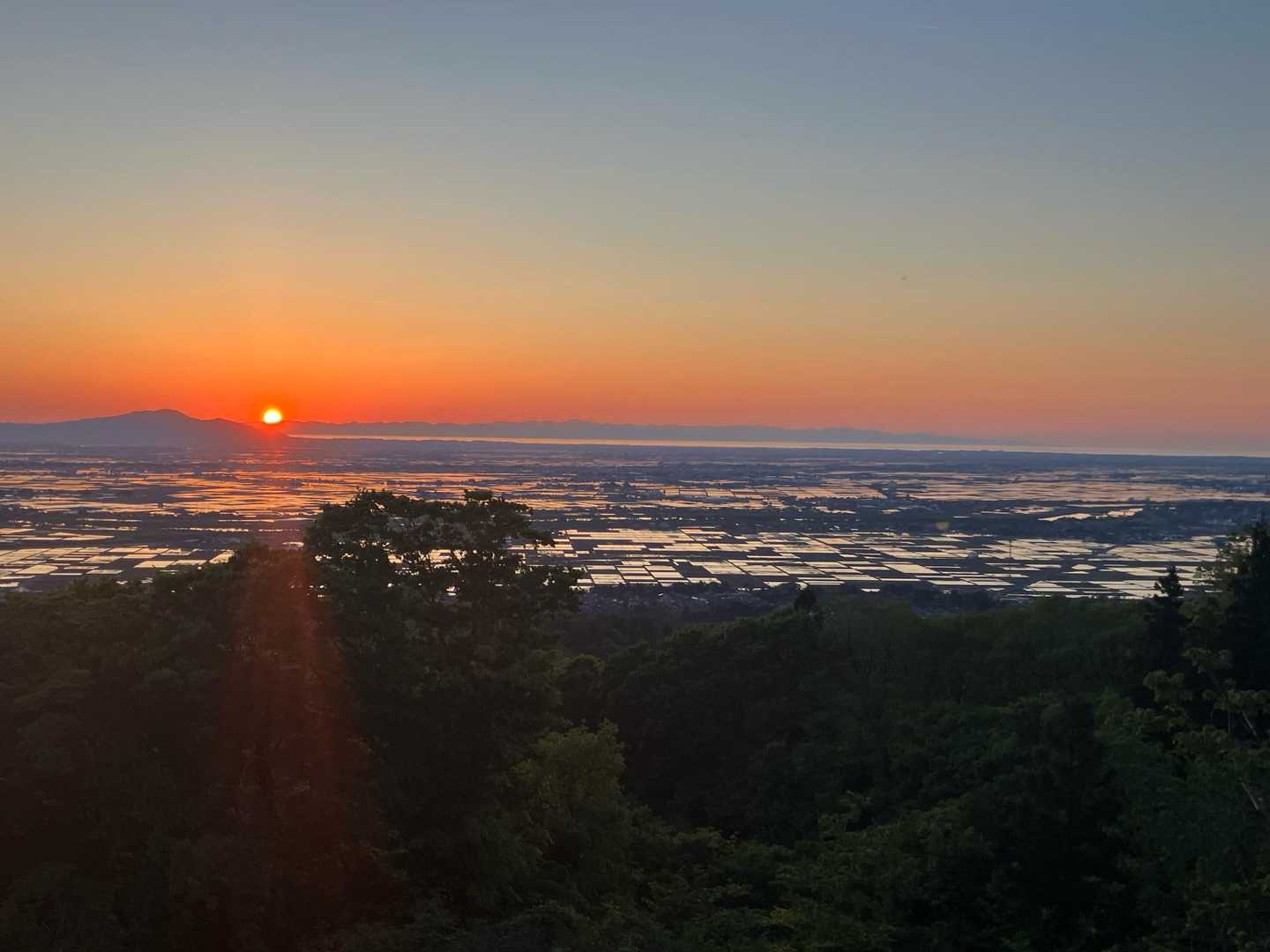 弥彦山　🌆　と　海の向こうに佐渡ヶ島