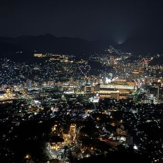 なかなか美しい✨
真ん中の大きな建物は長崎駅🌃
その上のハートのイルミネーションが可愛い😍