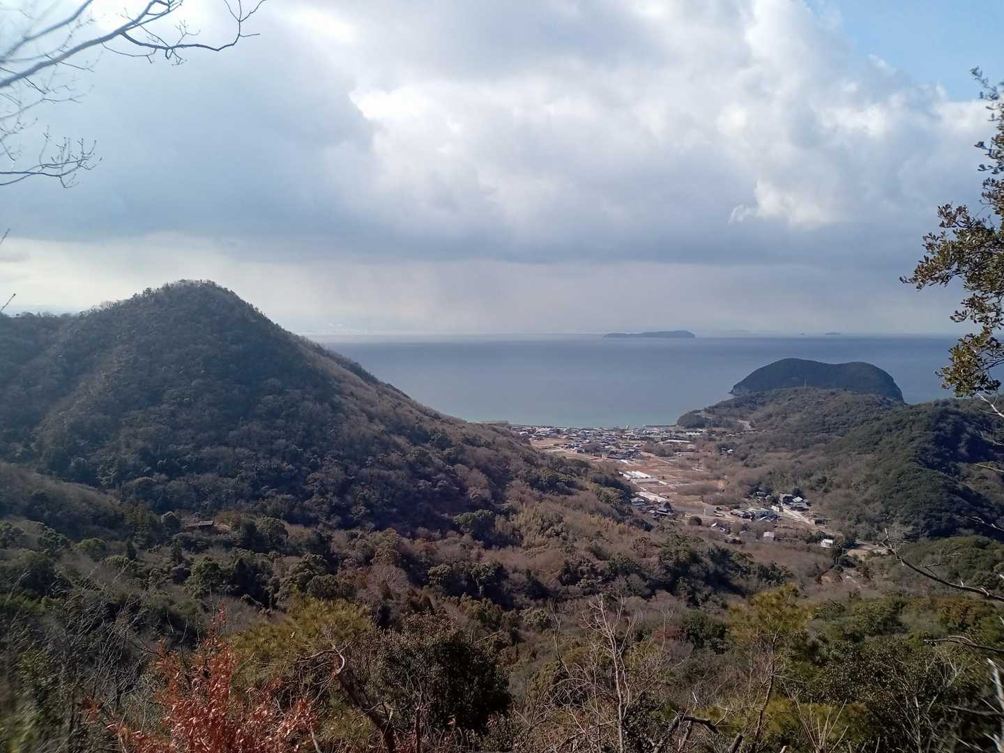 途中の眺望✨奥に見える島が
イリコで有名な伊吹島😆