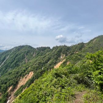 右が山頂