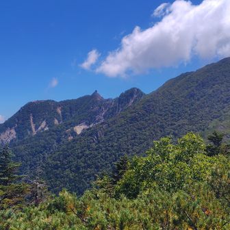 オベリスク、まだまだ遠い…手前の山々を越えていきます
