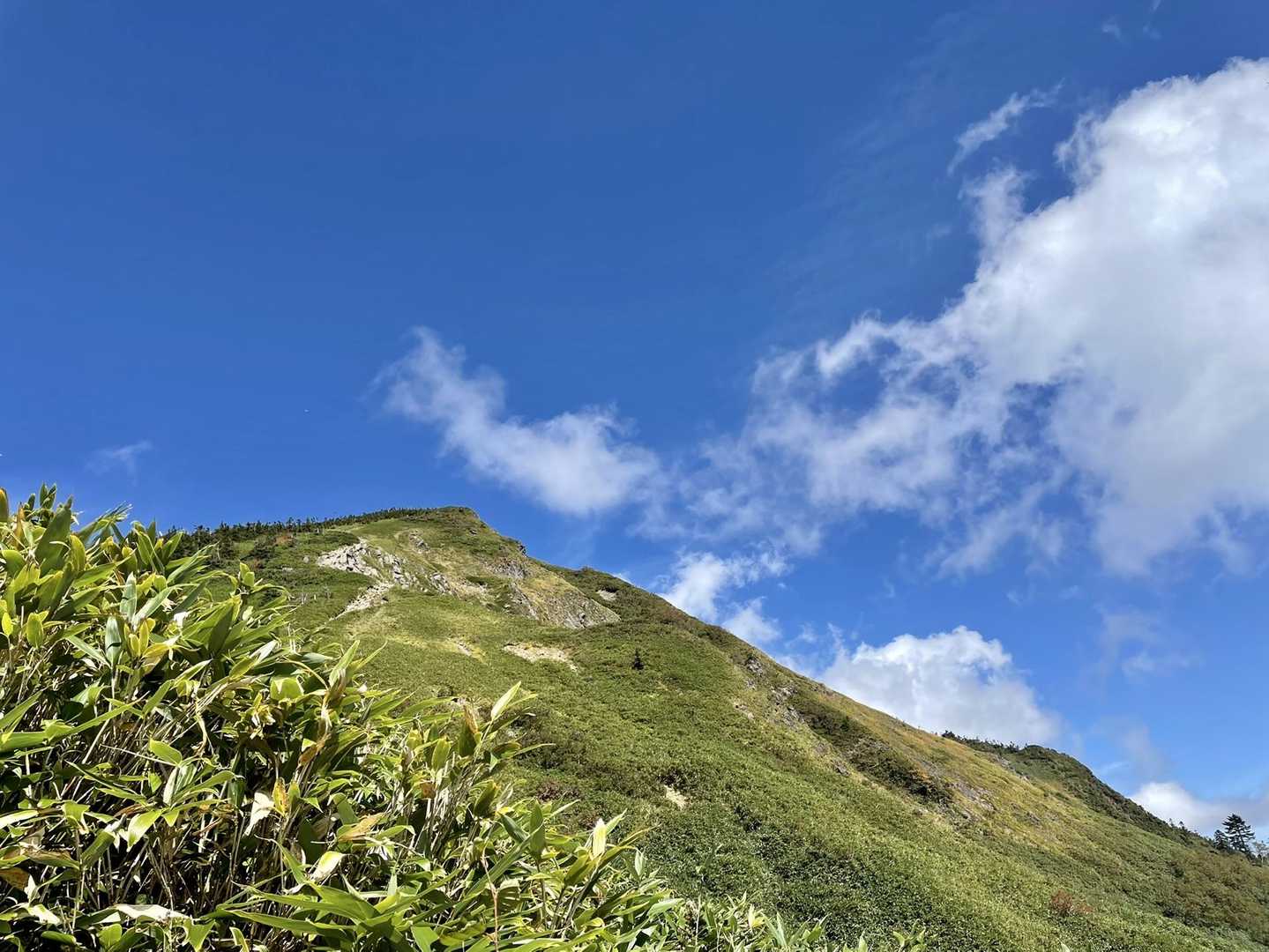 あずきの体調を考え、撤退です。
頂上はお預けです。
ホント綺麗な山容ですね。