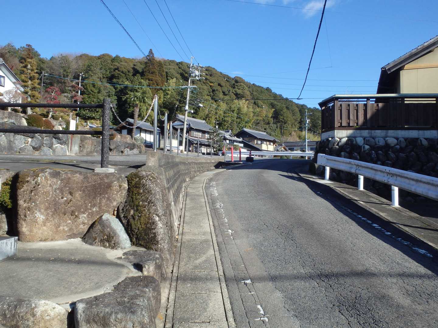 下山後は鵜之瀬橋を渡り、永昌寺の角、左の道をひたすら下有知登山口まで道路を歩く