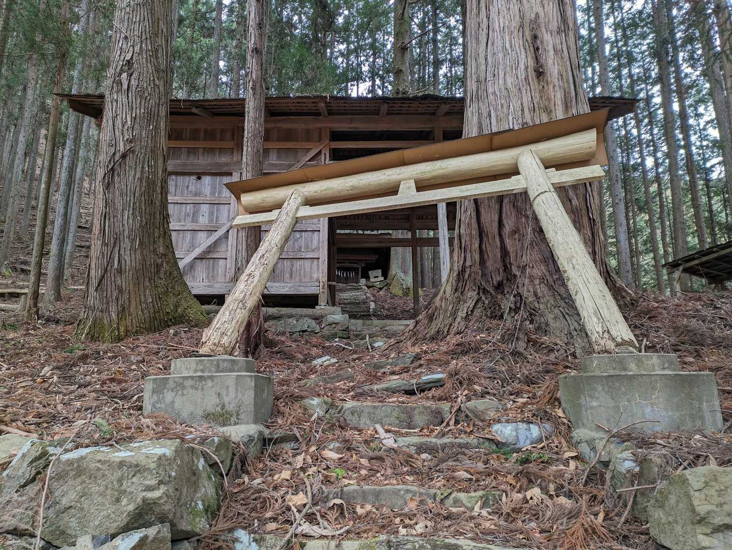 神庭の手前にある壊れた鳥居の神社(諏訪神社)