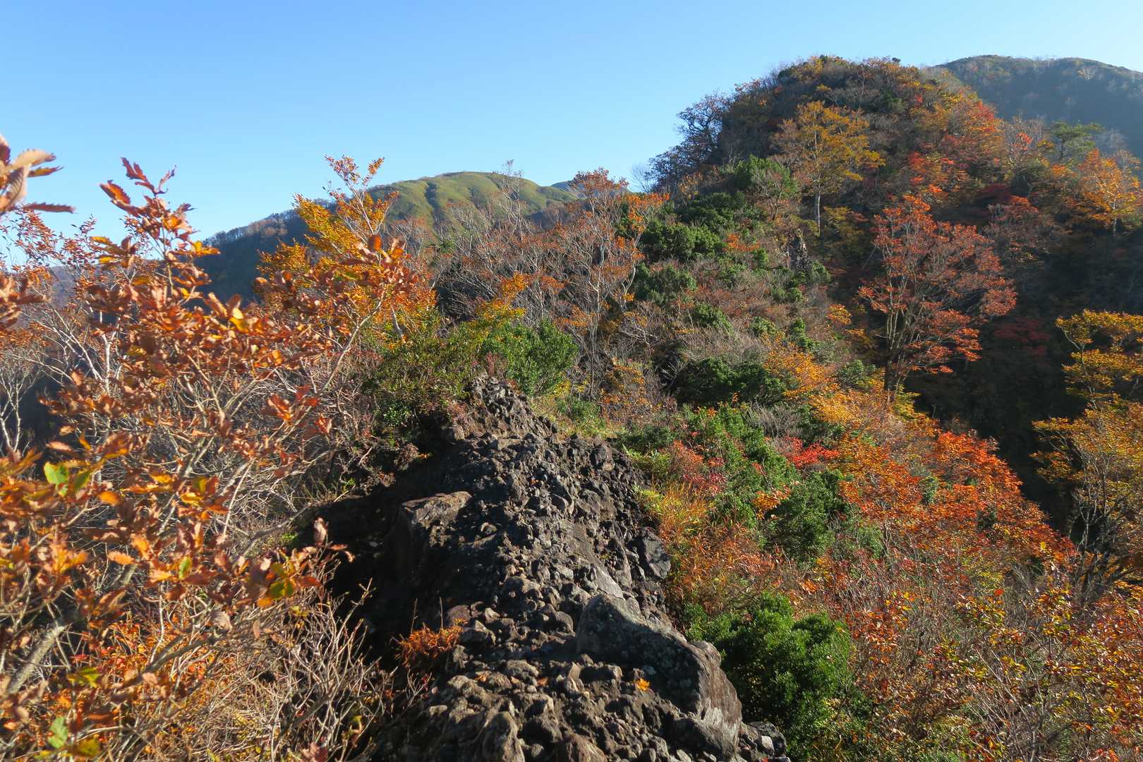 岩場もあり。紅葉が綺麗です