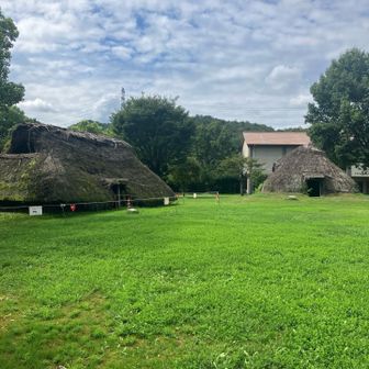 フィニッシュは、塚原遺跡公園の中を通過していきます。
竪穴式そして古墳作りを横目に通過。
古墳群には37もの古墳跡があるそうです。🤔