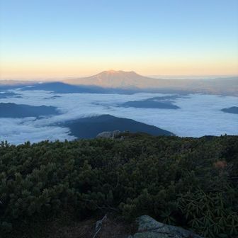雲海と御嶽山。