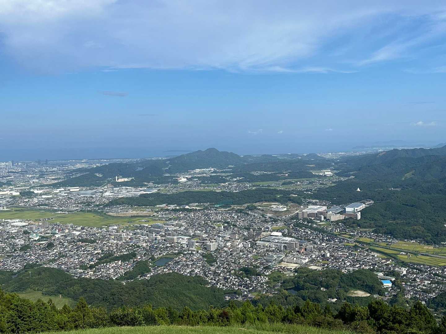 トンボがたくさん飛んでいるからか⁈
アブもブヨもいない 🙌
🥳
あずま屋もあって のんびりできます♪̊̈♪̆̈

(*´༥`*)ŧ‹"ŧ‹"

立花山✨
眼下に篠栗市街
遠くには博多湾が見える