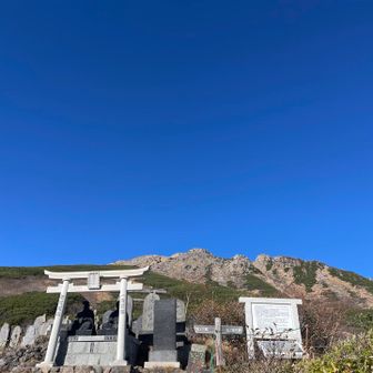 剣ヶ峰が正面に見えます
霊神碑がたくさんです