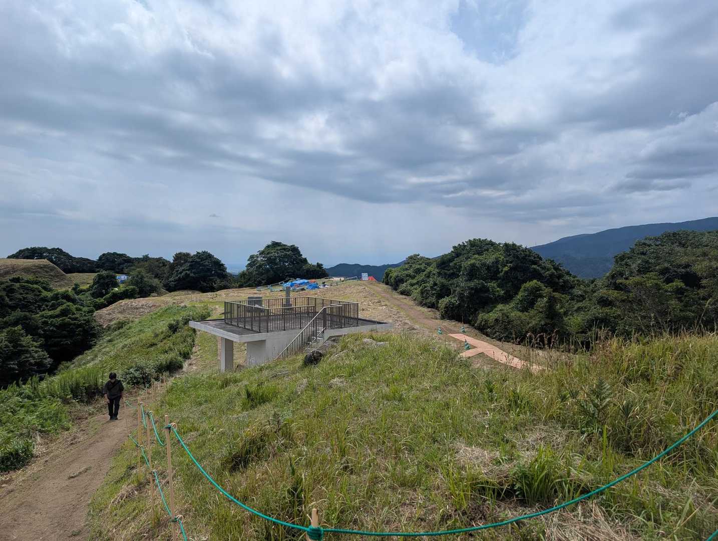 綺麗に草刈りされている。今日も工事していた。