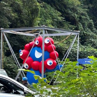 バス停横の広場にミャクミャク‼️
　　　　　　　どうやって運ぶんかな⁉️
