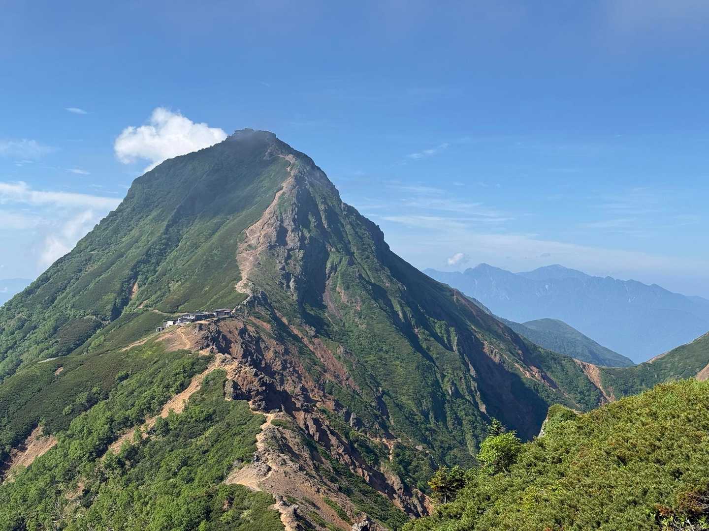 赤岳背後に甲斐駒ヶ岳・仙丈ヶ岳・鋸岳
