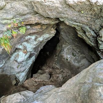 弁財天の洞窟。
いつも思うけど気持ち悪い怖いところと思います。