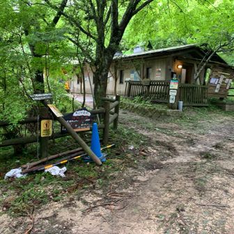 ちはや園地キャンプ場。ロープウェイが動いていないので、アクセスは大変そう。飲料水もちこみ？