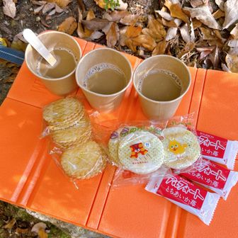 神社の横で失礼して
お茶タイム
