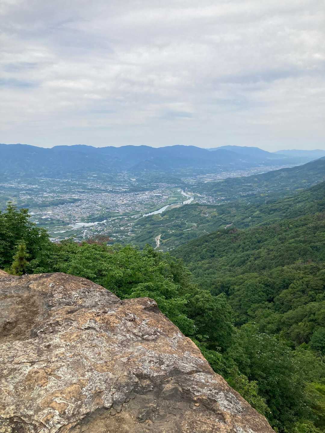 明神岩🪨

眼下には紀ノ川が✨
