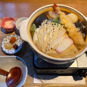 鍋焼きうどん　いい〜　美味い❗️
薬味は紅葉おろし、にんにく、からし味噌👍

うどんサイコーなのですが
待ちマス！
店に入るのに待ち、着席してからも待ち
時間に余裕を持ってチャレンジデス
待つ価値ある美味しいうどんデス

営業日が少ないので、営業日を
Xで事前に情報収集すると安心デス
