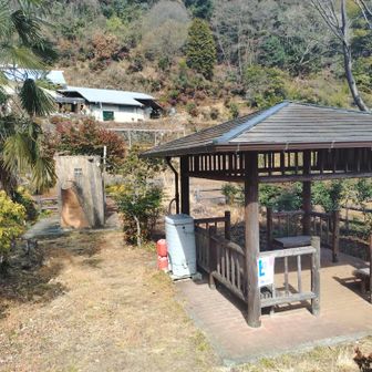 登山口出てすぐ、脇に入ると、休憩所とトイレ