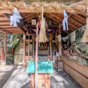 岩が神社の御神体になっていました。🙏