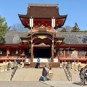 本殿は南総門から少し横を向いておられます
理由は、参拝を終えて戻るとき、お尻が本殿の正面を向かないようにとの配慮だそうです