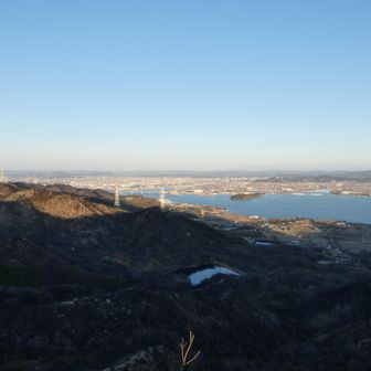 児島湾の向こうに広がる岡山市街地