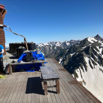 北穂高山荘のテラスで休憩、絶景を眺めながら飲んだ☕️は最高😀、涸沢を早朝に出たので登山者は私たちだけ