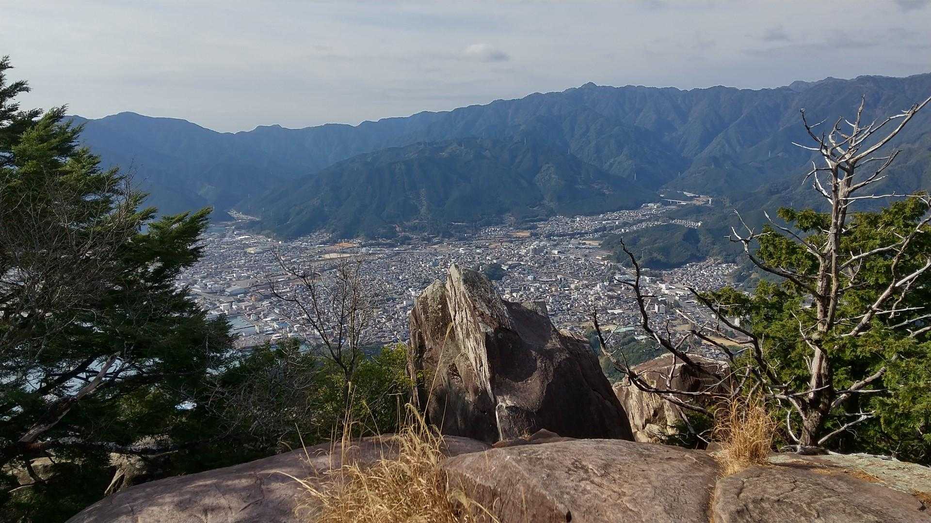 山頂からは大展望！尾鷲市街地が見えます！