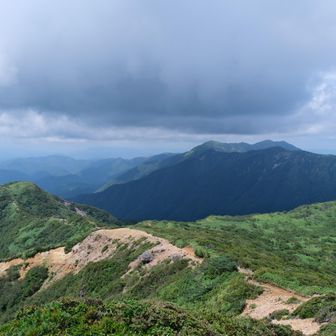 熊見曽根の分岐から隠居倉へ向かいます。綺麗な稜線歩き・・・かな？。
風が強いのは、1900m峰から峰の茶屋までの間。この先は、どうでしょうか？。🤔
