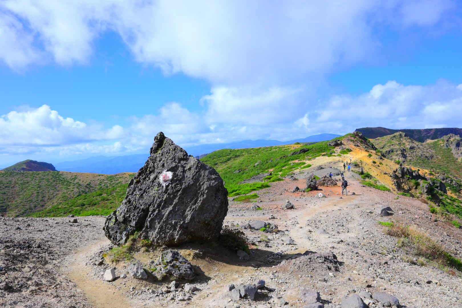 稜線を歩いて🌋爆裂火口を目指します✨