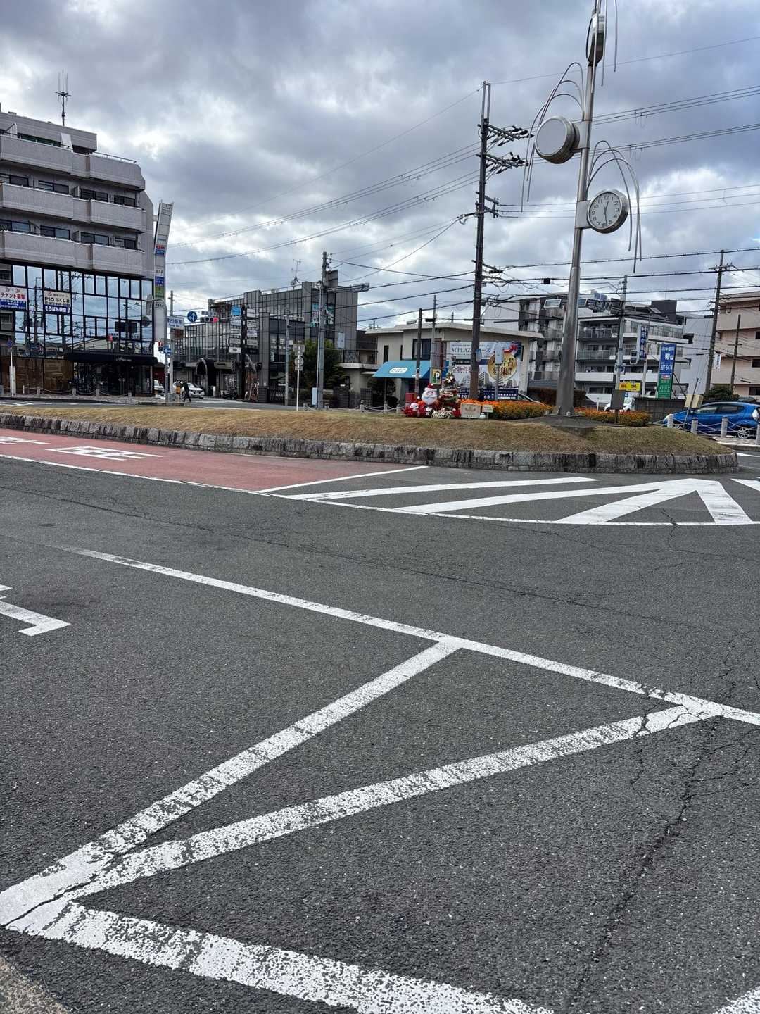 小さくて見えにくいですが、JR津田駅前のロータリーにサンタ🎅が飾ってました。