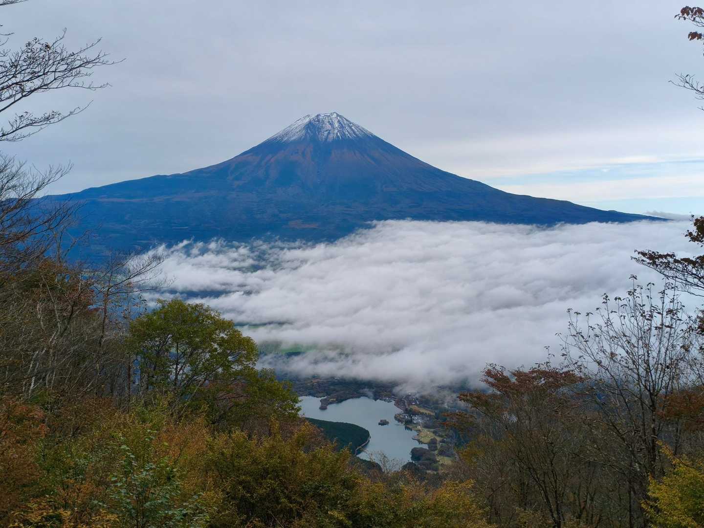 長者ヶ岳から田貫湖を望む！
