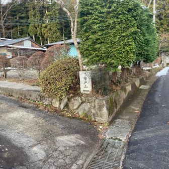 ちょっと車道を歩いて安戸山の表示、左へ