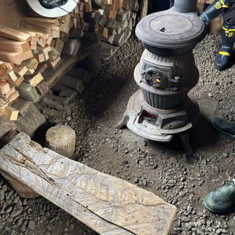 ストーブで暖かい。焼けた薪の匂いがたまらない。