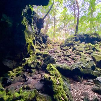 竜宮洞穴の穴から