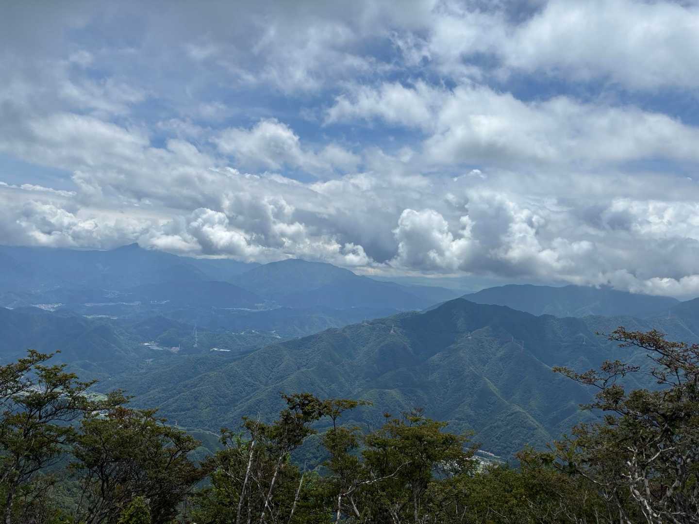 滝子山山頂！結構狭いヨ🍙
登ってる途中から雲がモクモクしてたが、山頂では晴れ間も！
写真撮ってくれた男の子、ありがとね👍