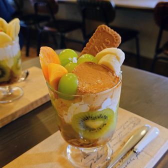 プリンパフェ頂きました🍮
プリン滑らか〜フルーツたっぷり♪
中にはあっさりとしたバニラアイス🍨
最後まで美味しかったです😋
ごちそうさまでした✨