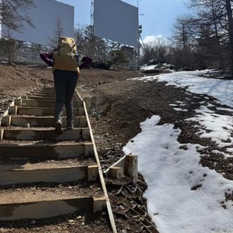 開運山の近くになると雪が残りドロドロの場所もありましたが、チェーンスパイクを使うほどではなかったです
三つ峠、ドロドロの場所が多いと思っていたのですが、私たちとは別のコースかもしれません